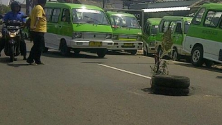 Kesal Tuntutannya Tak di Dengarkan Pemerintah, Warga Kubang Raya Tutup Jalan Berlubang Dengan Tumpukan Ban Truk