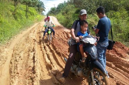 Rusaknya Ruas Jalan Sei Buluh Kuansing Hambat Warga Keluarkan Hasil Panen TBS