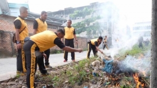 Personil Polda Riau beserta Polresta Pekanbaru Lakukan Gontong Royong di Pasar Cik Puan