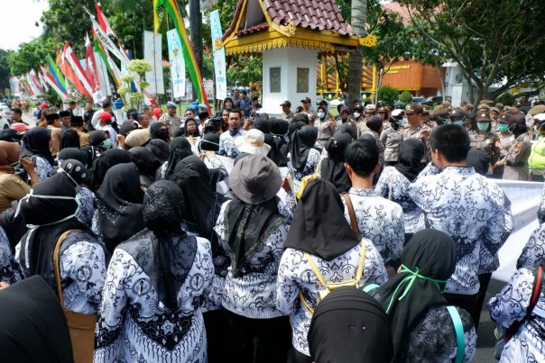 Lakukan Aksi, Guru PNS Padati Kantor Walikota Pekanbaru