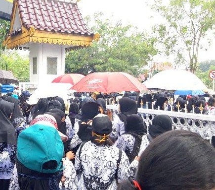 Masih dengan Tuntunan yang Sama, Guru di Pekanbaru Lakukan Aksi di Kantor Walikota