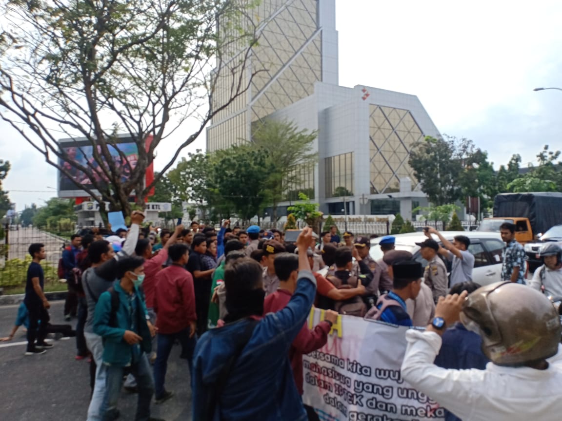 Polda Riau didemo mahasiswa terkait kasus Sari Antoni