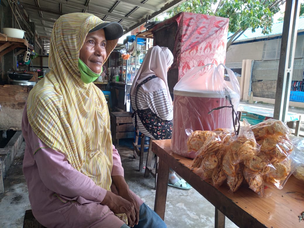 Bantuan Bahan Pokok untuk Mursyani, Lansia Penjual Keripik Jengkol 