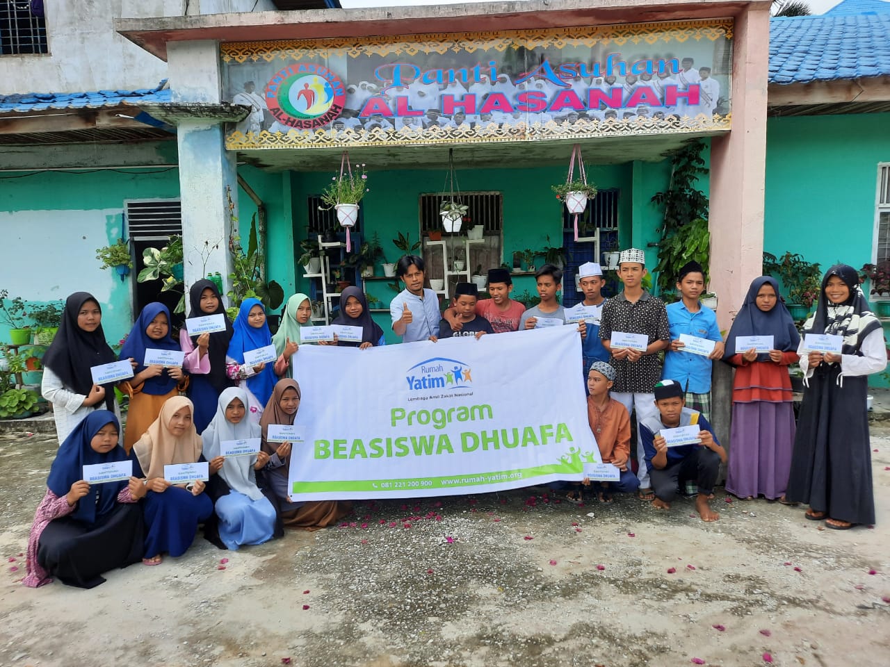 Rumah Yatim Berikan Bantuan Pendidikan kepada Siswa SD dan SMP Islam Al Hasanah di Riau