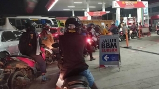 Malam Ini Beberapa SPBU Dipadati Kendaraan Akibat Isu Kenaikan Harga BBM Esok Hari