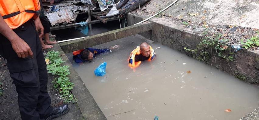 Bocah 3 Tahun Hanyut Saat Main di Aliran Parit